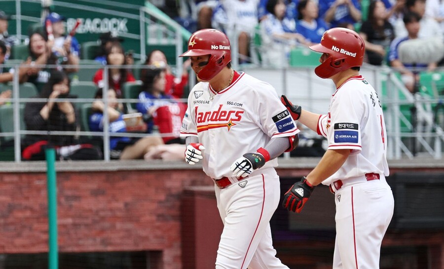 ▲ 정규시즌 4위 삼성은 9일 인천SSG랜더스필드에서 열린 SSG와 2025 KBO 준플레이오프 1치전에서 승리를 거두고 업셋을 향한 발걸음을 시작했다. 7회 추격의 투런포를 터뜨린 고명준 ⓒ연합뉴스