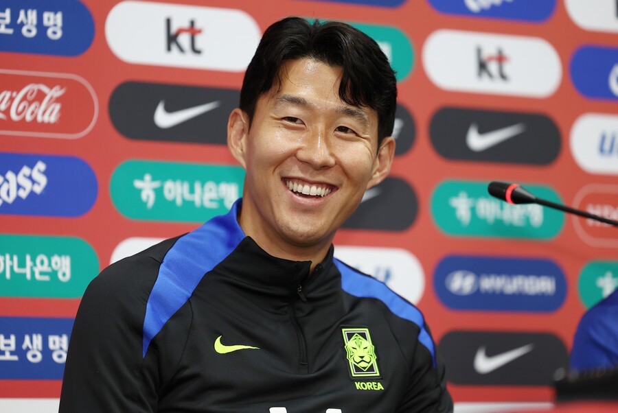 ▲ 대한민국 축구 국가대표팀 손흥민이 9일 서울월드컵경기장에서 열린 공식 기자회견에서 미소짓고 있다. ⓒ연합뉴스