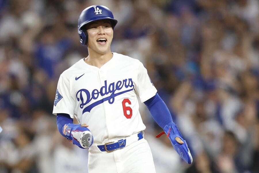 ▲ 포스트시즌 첫 출장에서 인상 깊은 장면을 남기며 다저스 팬들의 스포트라이트를 한몸에 받은 김혜성 ⓒ연합뉴스/EPA