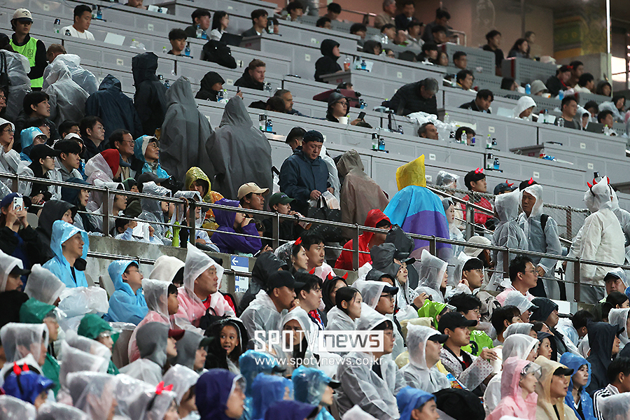 [포토S] 0-5 대패 직전 퇴장하는 붉은악마들