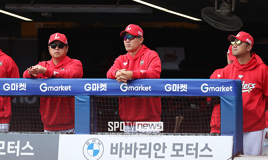 [포토S] 경기 바라보는 이숭용 감독