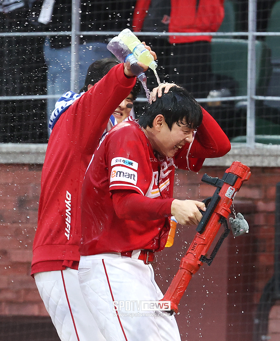 [포토S] '끝내기 홈런' 김성욱, 행복한 물세례