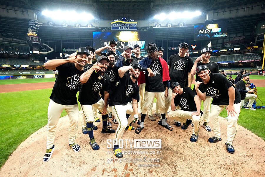 ▲ NLCS 진출을 확정한 밀워키 브루어스 선수들이 기념 촬영에 나섰다.