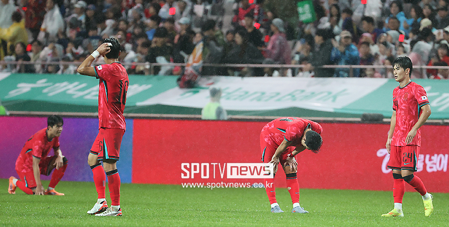 ▲ 홍명보 감독이 이끈 한국 축구대표팀이 브라질과 10월 A매치 평가전에서 0-5로 완패했다. 가을비가 제법 굵게 내린 날에도 서울월드컵경기장을 가득 채운 홈팬들 앞에서 한국은 브라질의 조직적인 공격을 막아내지 못했다. 손흥민을 비롯한 공격진도 힘을 쓰지 못해 대패로 끝났다. ⓒ곽혜미 기자