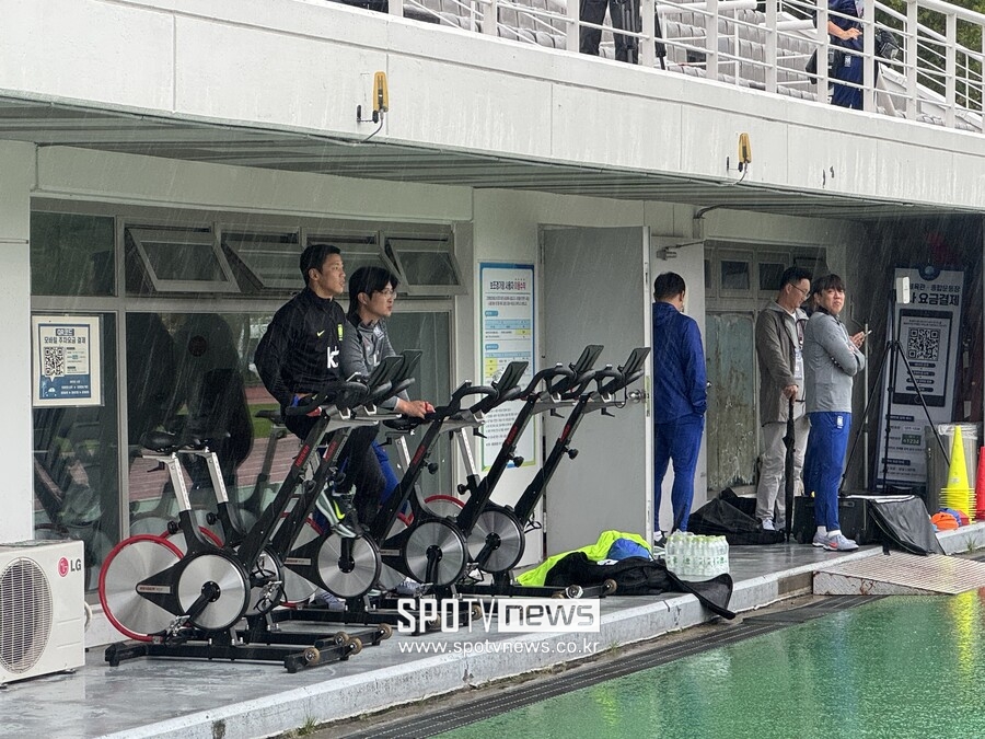 ‘또 훈련 열외’ 쏟아지는 빗속에서 홀로 바이크…황희찬, 파라과이전 출전 어려울 듯 [SPO 현장]