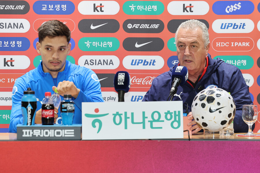 ▲ 파라과이 구스타보 알파로 감독과 다미안 보바디아(선수)가 13일 경기전 기자회견에 참석했다 ⓒ연합뉴스