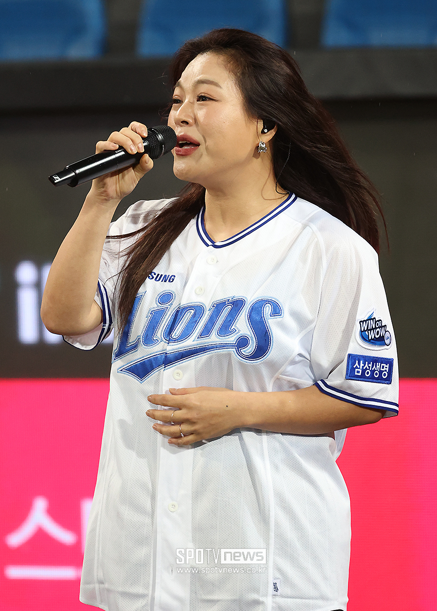 [포토S] 애국가 부르는 이영현