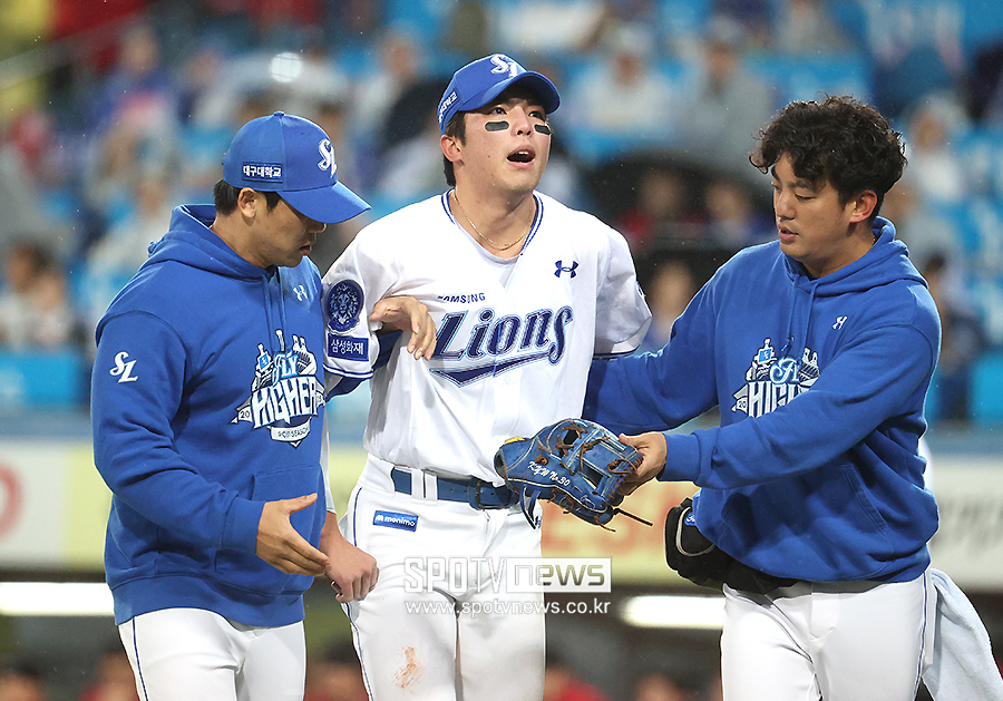 [포토S] 허리 고통 호소하며 교체되는 김영웅