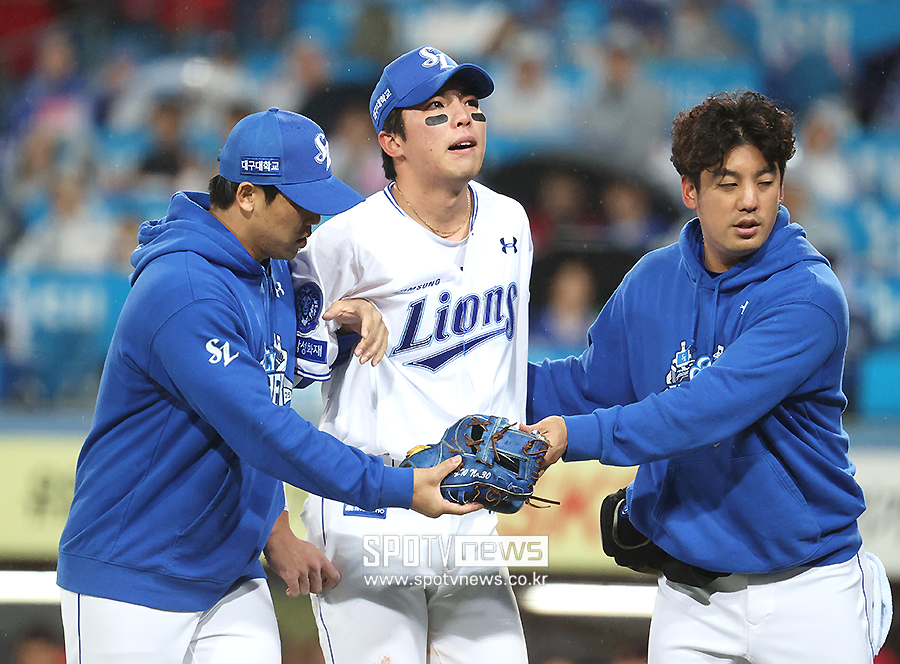 [포토S] 부상으로 교체되는 김영웅