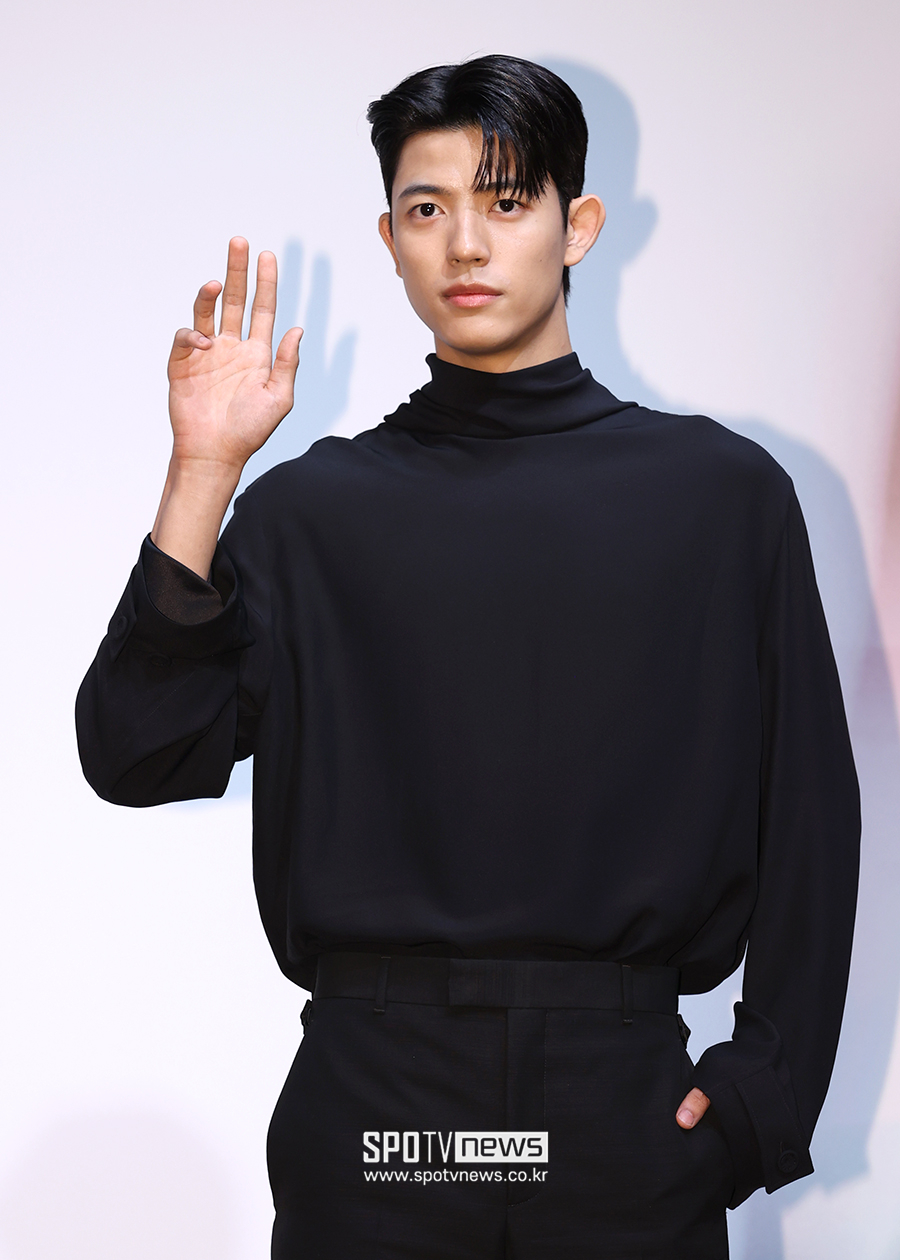 [단독]로몬, 늑대인간 된다…'뷰티 인 더 비스트' 주인공