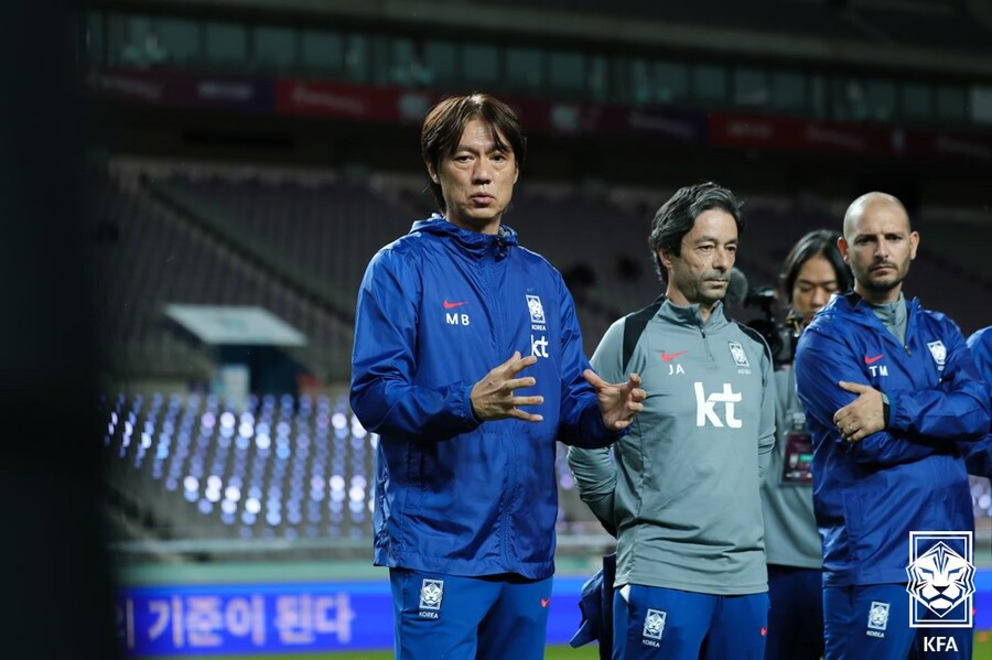 충성스럽던 韓축구팬이 홍명보호 버리나…상암 A매치 또 매진 실패 유력 → 파라과이전 아직도 4만석 이상 텅텅