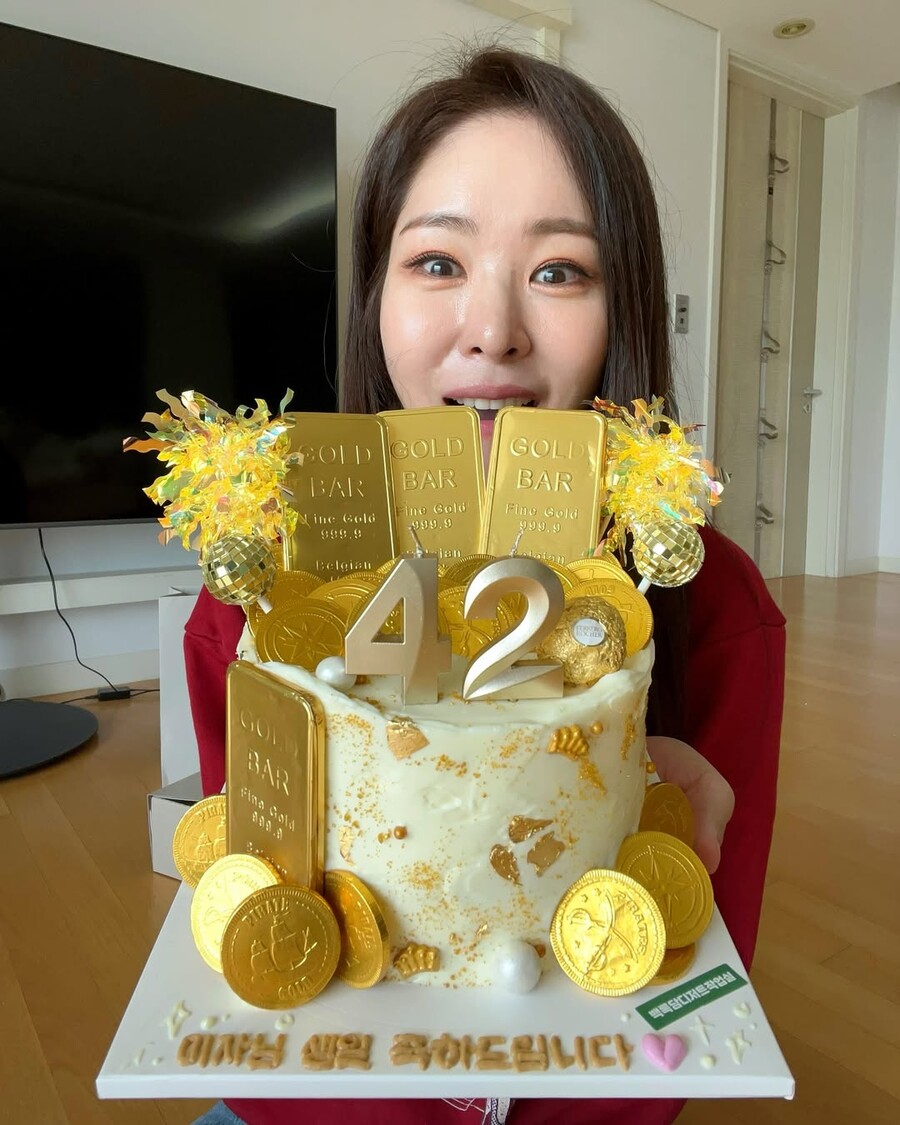 '42살' 미자, 골드바 생일 케이크에 함박웃음…♥김태현에 "감동"