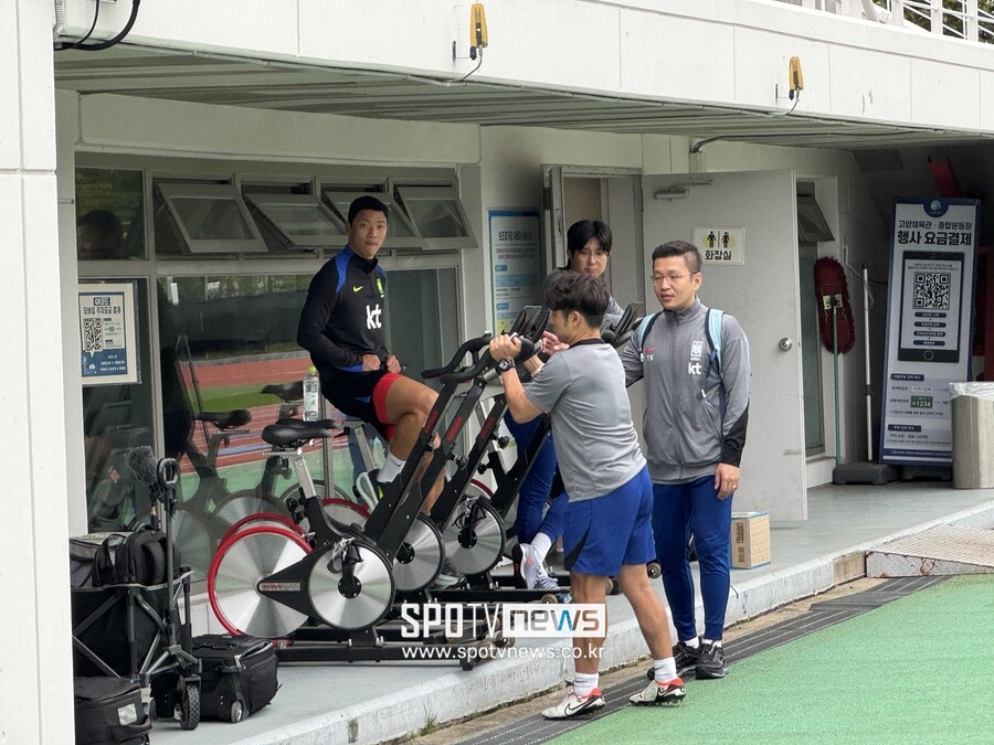 [SPO 현장] 운동화 신고 사이클만...끝내 선발로는 못 뛴다 → 황희찬, 8명이나 로테이션 하는데 벤치 유지 '부상 심각한가'