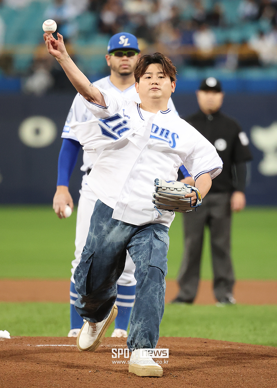 [포토S] 시구하는 우디, '삼성 플레이오프 가자!'