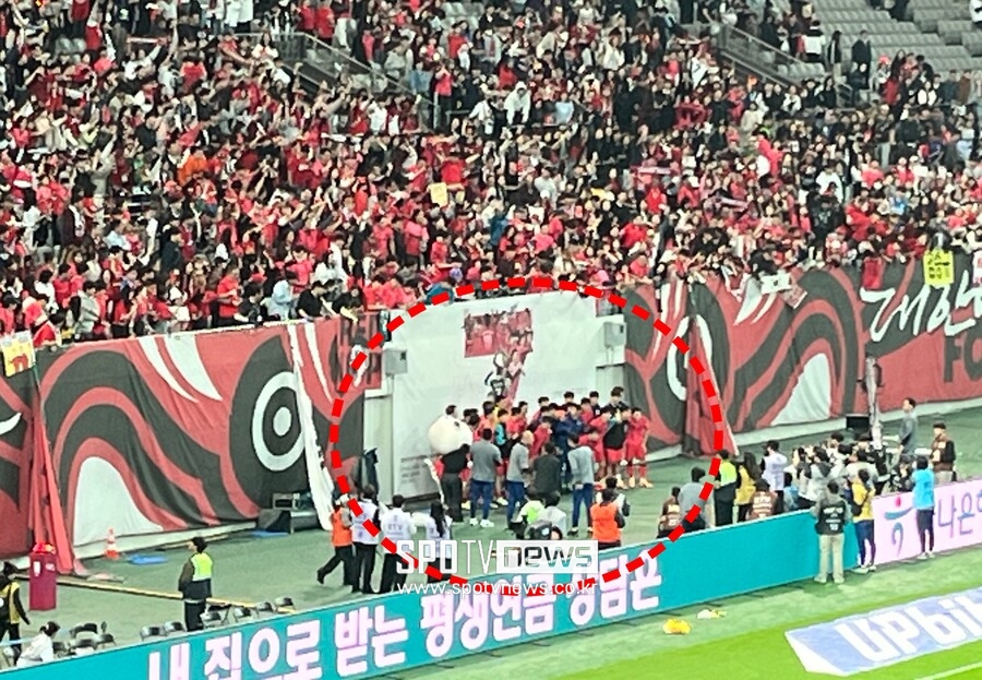 [SPO 현장] "빨리와! 흥민이 형" 행동대장 김민재가 나섰다...SON 기념 플래카드 앞에서 승리 기념샷