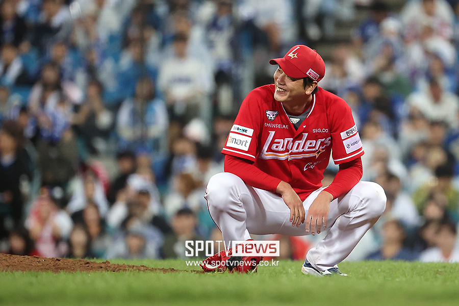 [포토S] 헛웃음 짓는 김광현, '홈런인 줄 알았네'