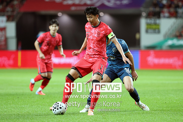 [전반 REVIEW] '꽁꽁 막힌 손흥민' 한국, 엄지성 선제골로 리드 잡았으나 45분 내내 답답...한국 1-0 파라과이