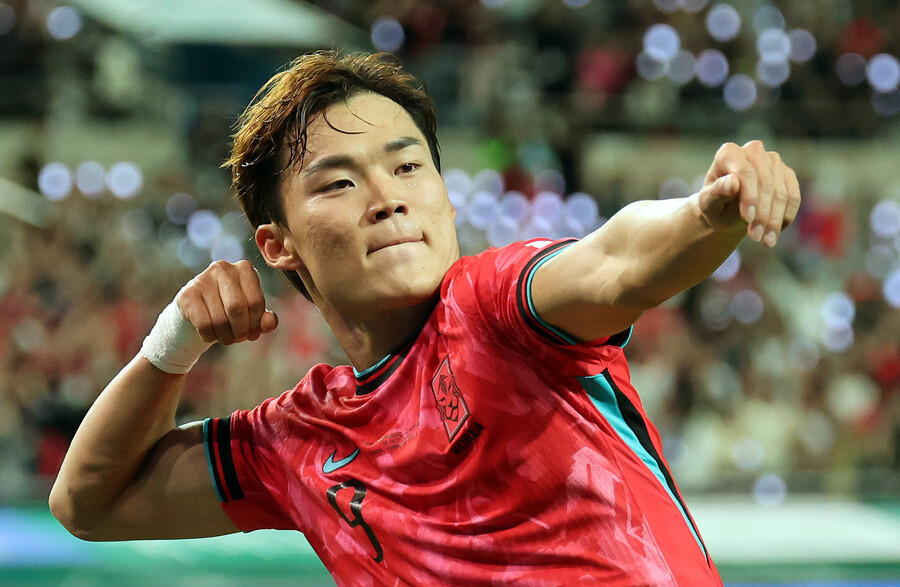 ▲ 14일 서울 마포구 서울월드컵경기장에서 열린 한국과 파라과이 축구 대표팀의 친선경기. 엄지성의 선제골과 오현규의 추가골로 한국이 2-0으로 이기면서 승리 분위기로 돌아섰다.  ⓒ연합뉴스