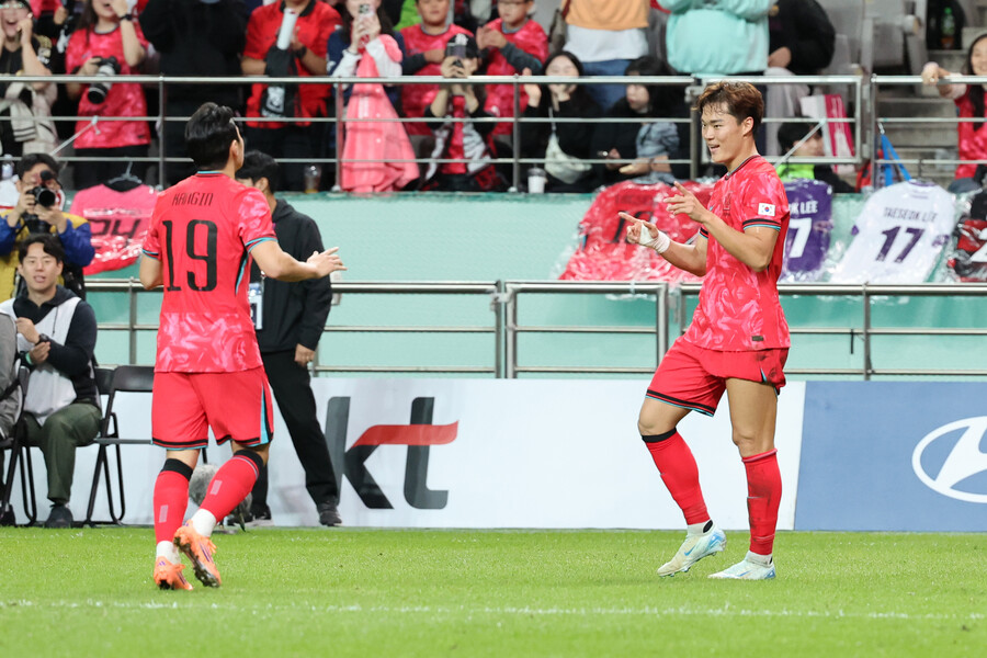 ▲ 14일 서울 마포구 서울월드컵경기장에서 열린 한국과 파라과이 축구 대표팀의 친선경기. 엄지성의 선제골과 오현규의 추가골로 한국이 2-0으로 이기면서 승리 분위기로 돌아섰다. ⓒ연합뉴스