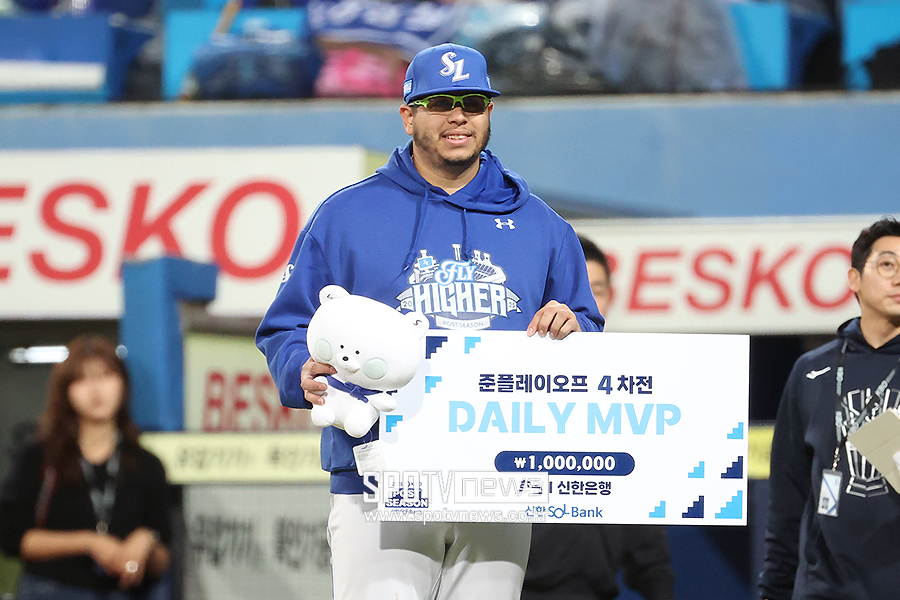 100구짼데, 실책한 야수에게 격려의 박수를…"괜찮아" 외친 후라도, 에이스의 품격