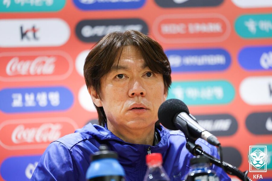 ▲ 홍명보 감독에게 남은 시간은 한 달. 브라질전 대패로 드러난 불안 요소를 수습하고 11월 2연전에서 안정적인 결과를 내야 한다. 브라질전 패배에도 랭킹이 오르는 운이 도왔지만, 월드컵 조 추첨에서 웃기 위해선 더 이상의 패배는 허락되지 않는다. ⓒ대한축구협회