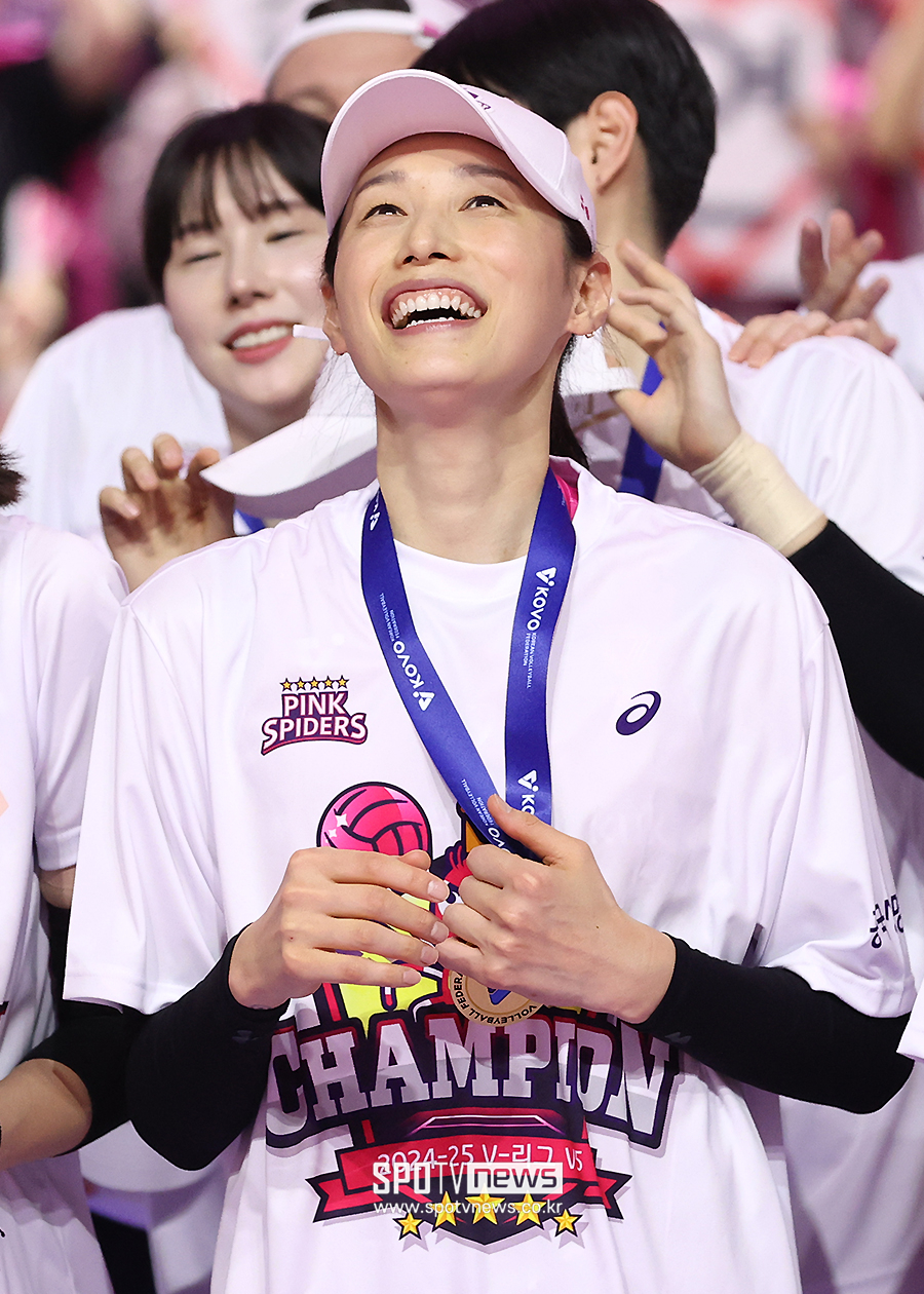 '역시 레전드' 김연경 등번호 10번 영구결번 지정…흥국생명 구단 역사상 최초