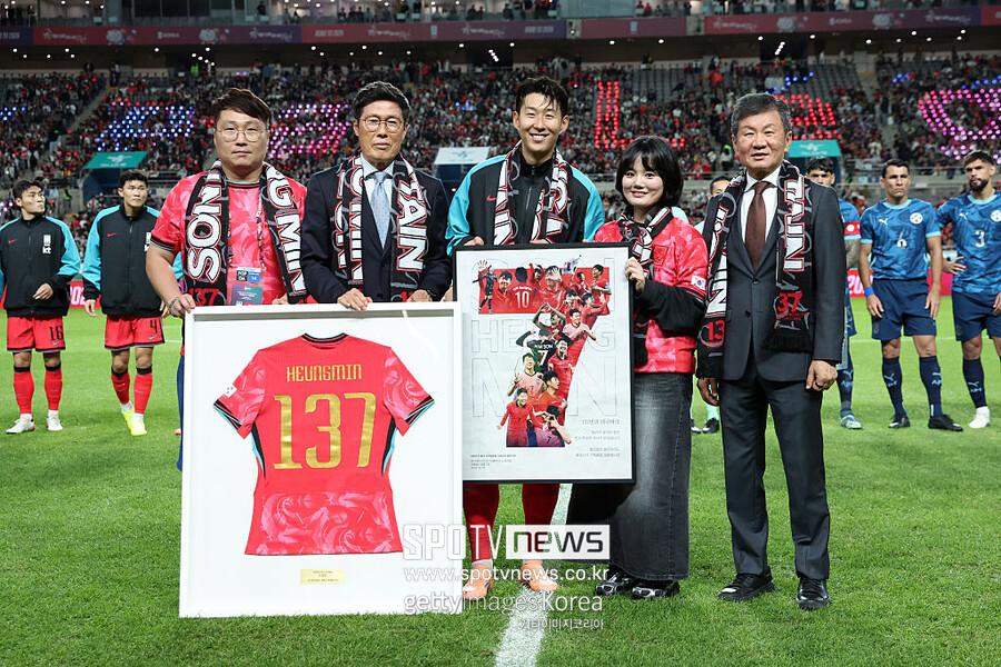 ▲ 'Legend Old & New – From Cha, To. Son'. 한국 축구 레전드의 세대교체를 공식 선언하는 자리였다. 대한축구협회가 두 축구 영웅의 만남에 내세운 타이틀처럼 차범근이 직접 손흥민에게 기념 유니폼을 전달하는 명장면이 그려졌다. 1980년대 한국 축구의 전설이 2020년대를 대표하는 현재진행형 레전드를 마주하고, 인정하는 순간이었다.