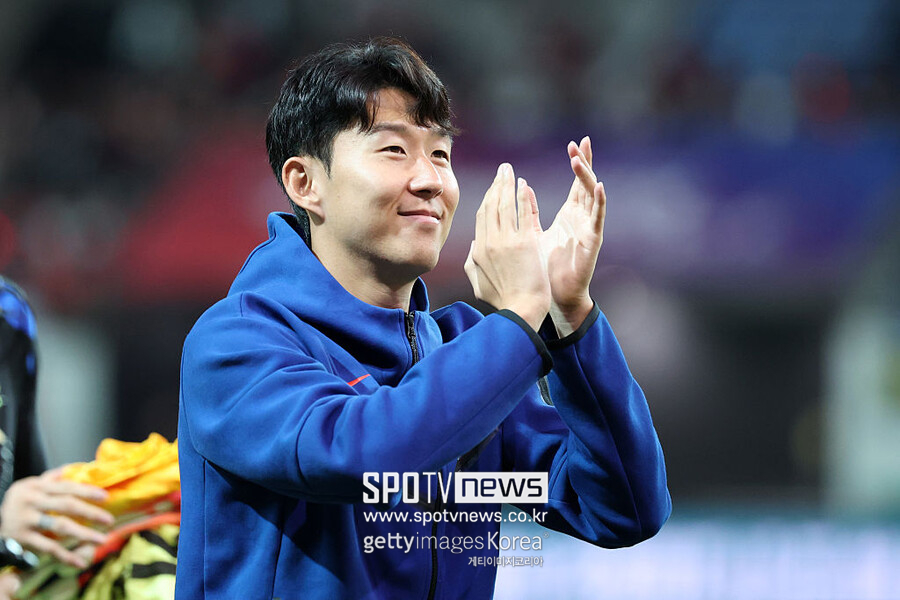 ▲ 'Legend Old & New – From Cha, To. Son'. 한국 축구 레전드의 세대교체를 공식 선언하는 자리였다. 대한축구협회가 두 축구 영웅의 만남에 내세운 타이틀처럼 차범근이 직접 손흥민에게 기념 유니폼을 전달하는 명장면이 그려졌다. 1980년대 한국 축구의 전설이 2020년대를 대표하는 현재진행형 레전드를 마주하고, 인정하는 순간이었다.