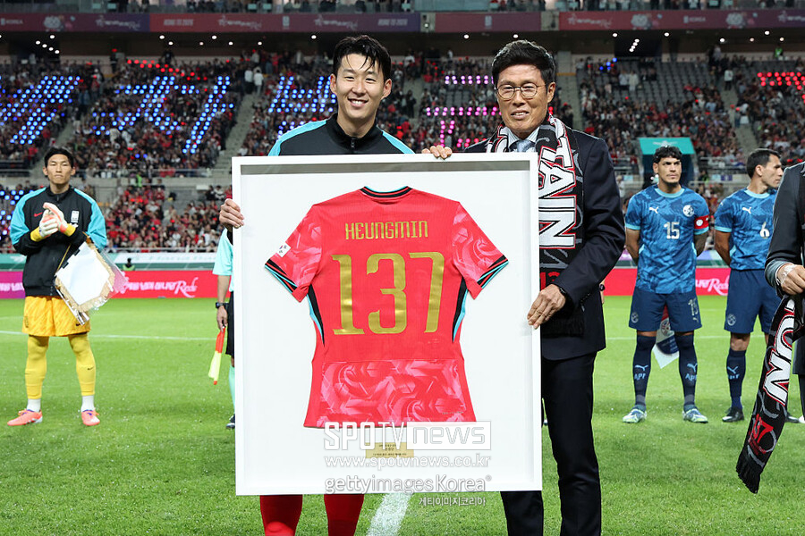 ▲ 'Legend Old & New – From Cha, To. Son'. 한국 축구 레전드의 세대교체를 공식 선언하는 자리였다. 대한축구협회가 두 축구 영웅의 만남에 내세운 타이틀처럼 차범근이 직접 손흥민에게 기념 유니폼을 전달하는 명장면이 그려졌다. 1980년대 한국 축구의 전설이 2020년대를 대표하는 현재진행형 레전드를 마주하고, 인정하는 순간이었다.