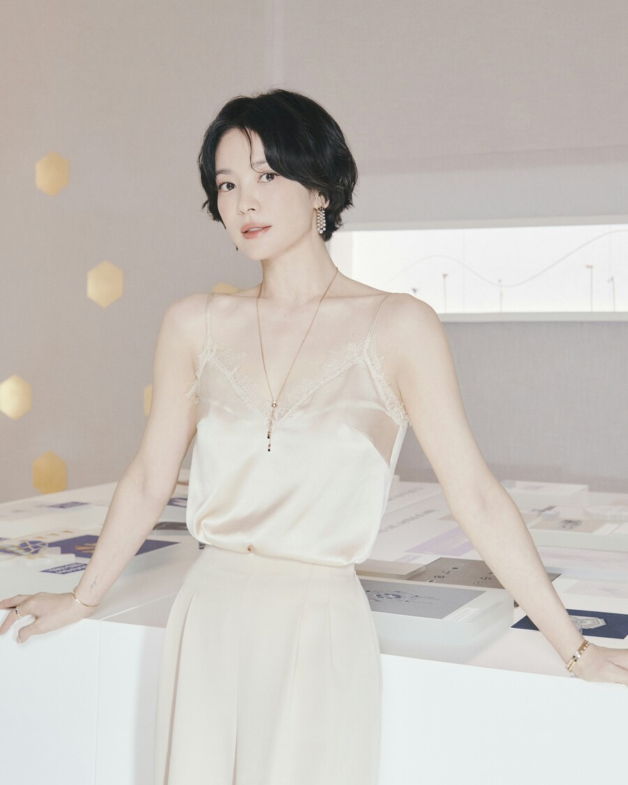 송혜교, 보석보다 빛나는 미모…'파격' 숏컷+'아찔' 슬립 패션에 더 홀리겠네