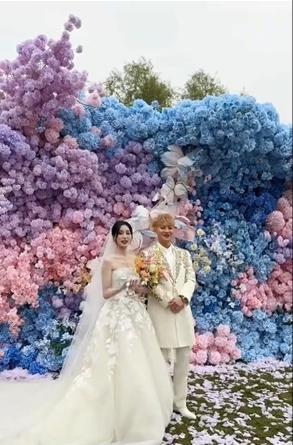 엑소 출신 타오, 'SM 연습생' 쉬이양과 초호화 결혼…루한·레이 다 안 왔다
