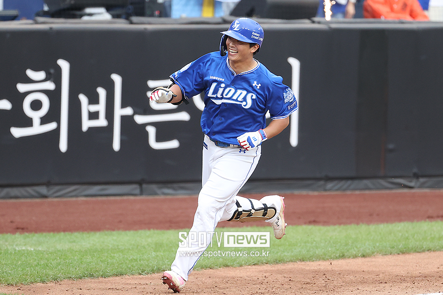 김태훈 미쳤다! '폰세' 상대로, '8m 몬스터월' 넘겼다!…PS 개인 첫 홈런 쾅!