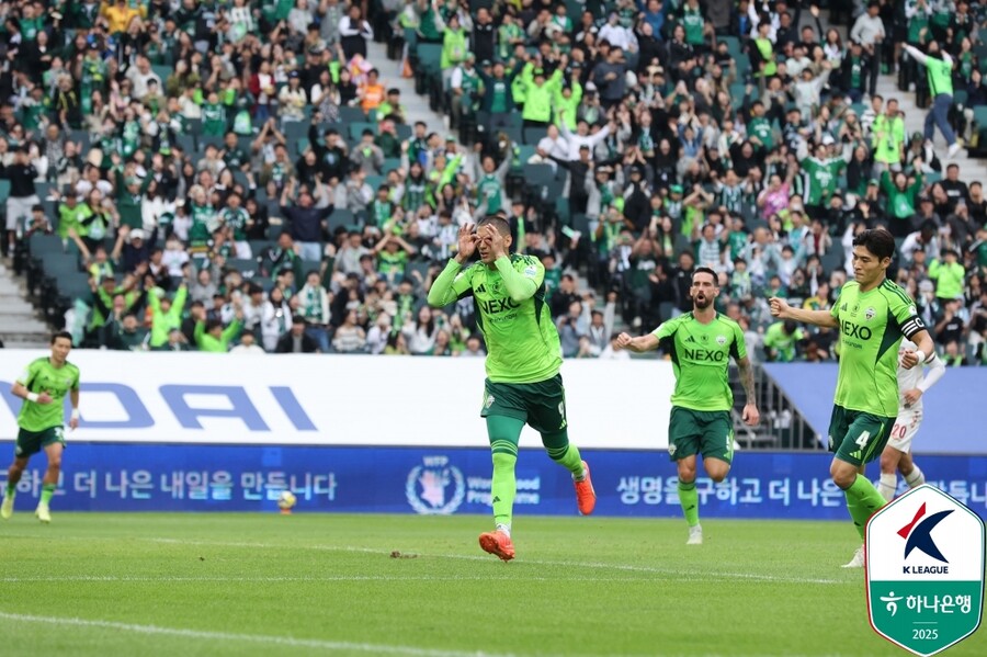 [현장REVIEW] 韓 축구 역사상 이런 팀 없었다...'V10+조기 우승' 전북, 수원FC 2-0 제압→안양 승리로 '대기록 완성'