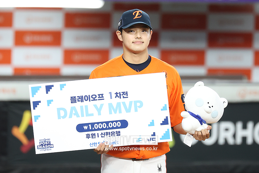 [포토S] 문동주, 플레이오프 1차전 MVP