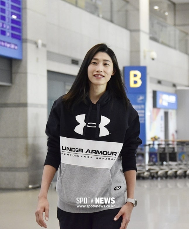 “10번이 하늘에 올랐다”…김연경, 20년 배구 인생 완벽한 피날레→관중 6천명 울컥 "여왕에서 지도자로 헌신 이어간다"