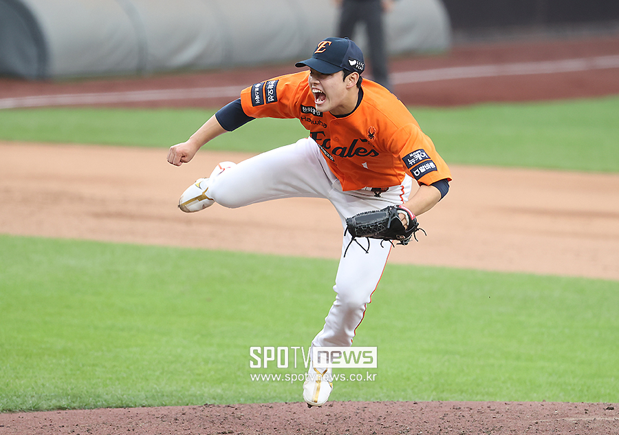 "손이 너무 아파요" KBO 新 받은 최재훈, 근데 그게 전부가 아니다? 문동주 공 이래서 못 친다