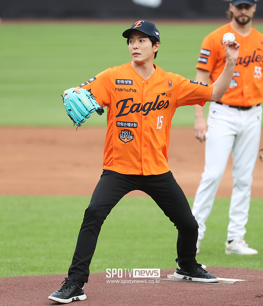 [포토S] 김재욱, 깔끔한 시구 패션