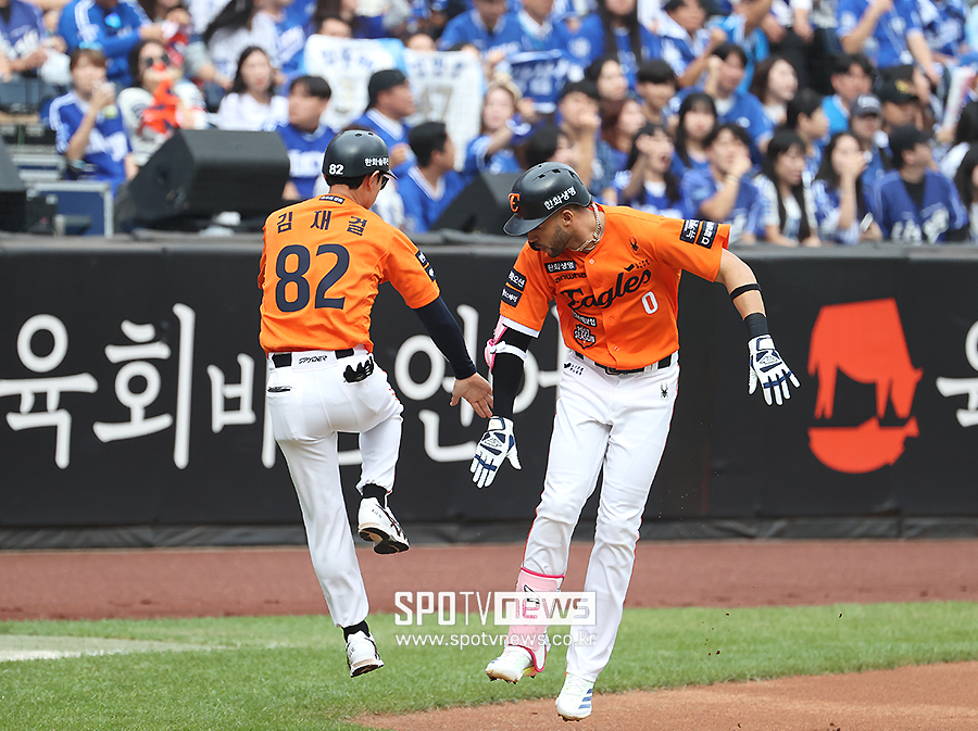 [포토S] 리베라토-김재걸 코치, 홈런 세리머니!