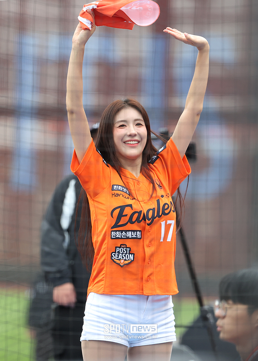 [포토S] 치어리더 김연정, '예비 남편 하주석 활약에 미소 활짝~'
