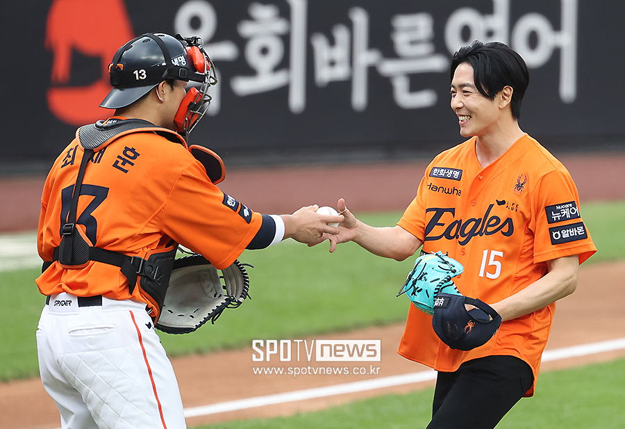 [포토S] 최재훈 바라보는 김재욱