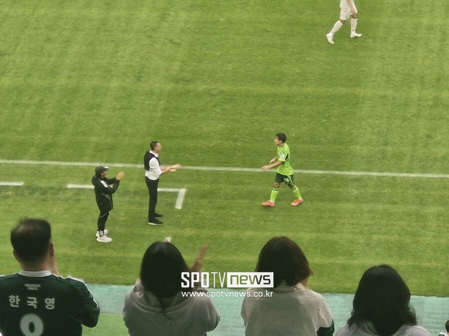 [SPO 현장] '어, 이거 프리미어리그에서 봤는데' 韓 지배한 '명장' 포옛이 보여준 품격 있는 '레전드 대우'...팬들의 박수갈채 쏟아져