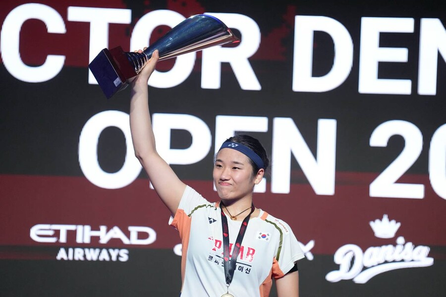 중국 완벽 격파! '세계 1위' 안세영 초대박! '세계 2위' 中 왕즈이에 짜릿한 대역전승...덴마크오픈 우승과 함께 '8관왕 달성'