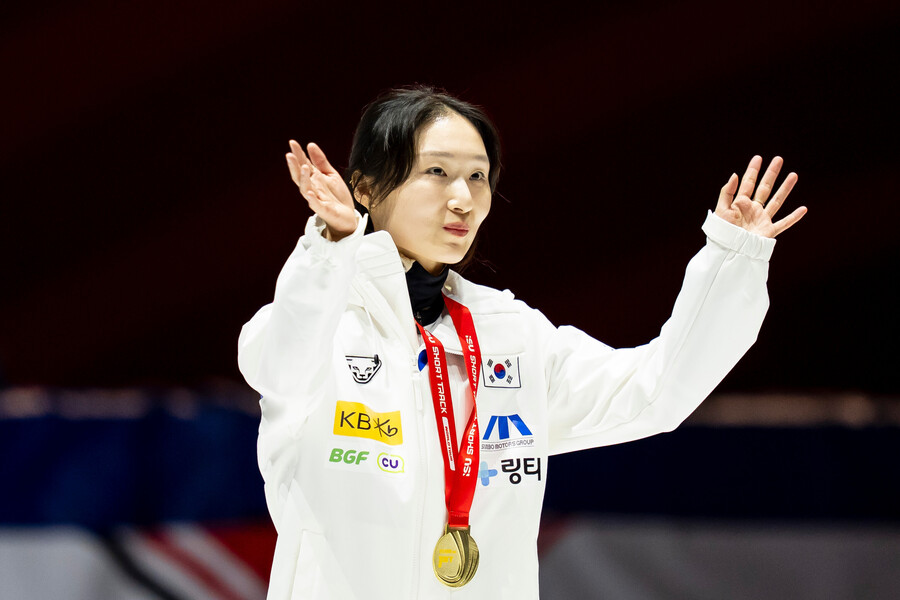 'Queen Minjeong'은 현재진행형…2분17초399의 완벽한 계산→최민정이 보여준 '완성형 1500m' 금빛 역주