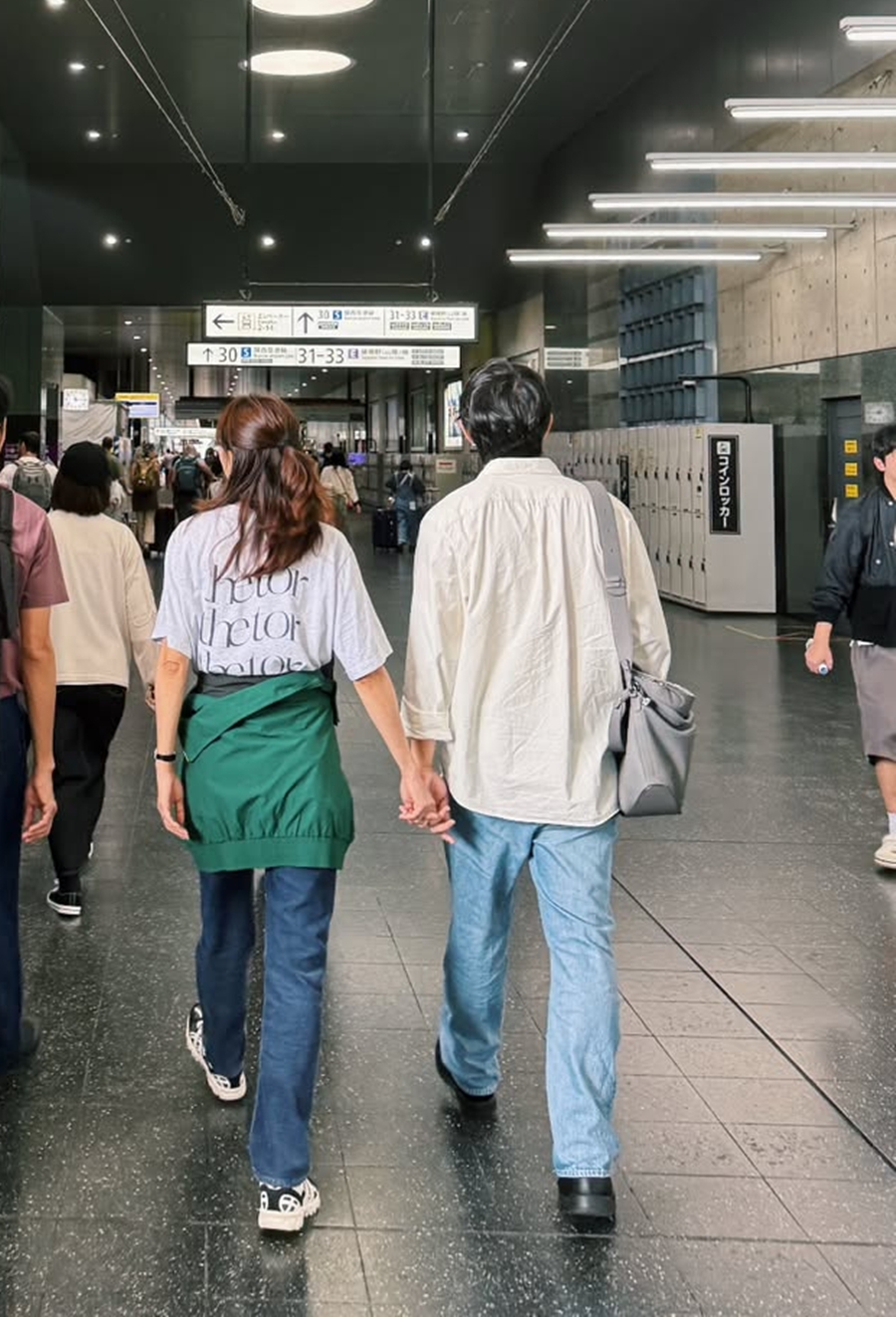 앞모습은 부끄러웠나…공효진, ♥케빈오와 손깍지 데이트 '깜짝 공개'