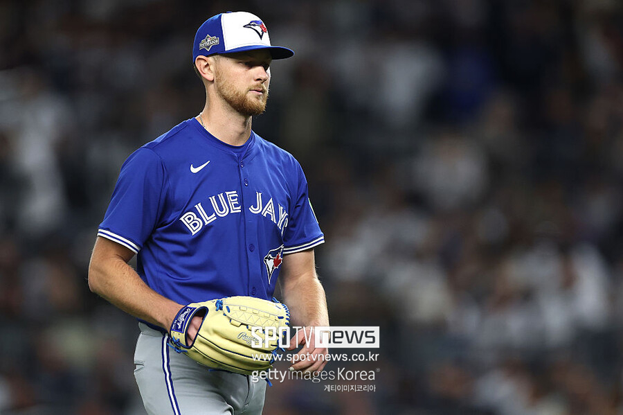 KBO 계약 실패한 투수가 ML 우승 반지라니…KIA 출신 라우어의 반전, 역대 최초에 도전한다