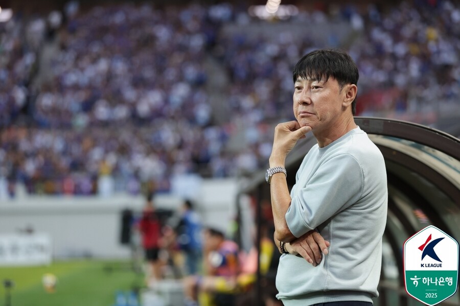 ▲ 이청용의 신태용 감독 저격 세리머니로 한국 축구계에서는 드물던 선수단 항명이 수면 위로 올라왔다. 선수협이 법적 대응을 예고한 만큼 이제 논란은 새로운 국면으로 접어들 전망이다. ⓒ한국프로축구연맹