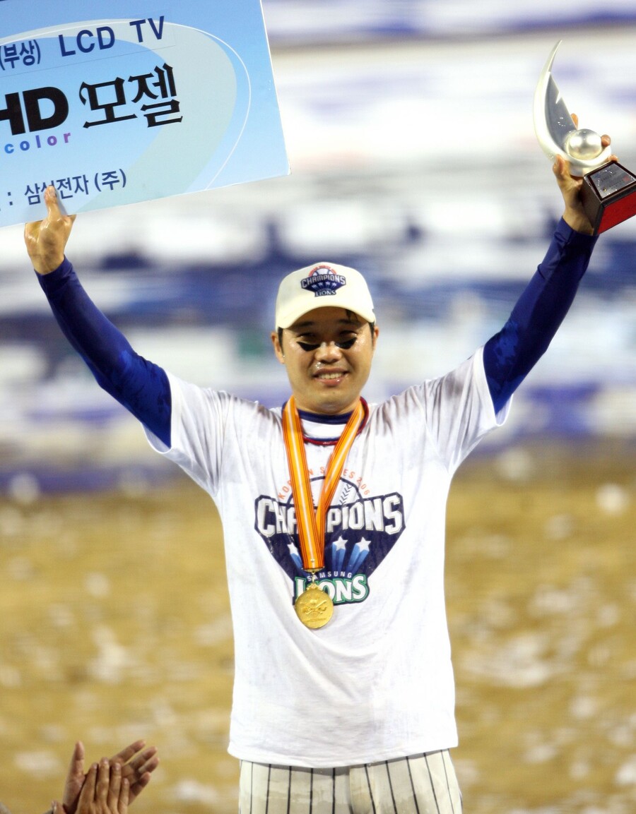 류현진 우승 꿈 앗아간 KS MVP는 이제 감독이 됐다 "그때 삼진 당하지 않으려고…"