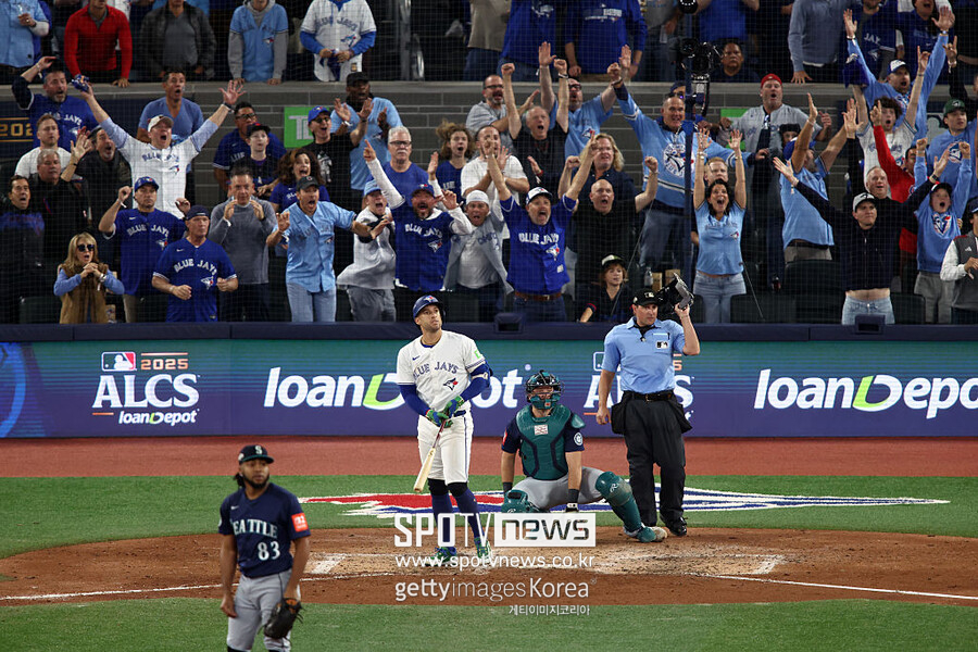 ▲ 조지 스프링어가 에두아르도 바자르도를 무너뜨리는 역전 3점 홈런을 터뜨렸다.