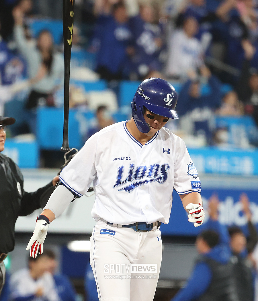 [포토S] 김영웅, 시크한 배트플립