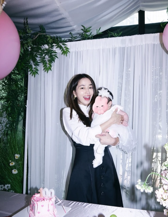 '이병헌♥' 이민정, '엄마 아빠 쏙 닮은' 딸 서이 100일 사진 공개